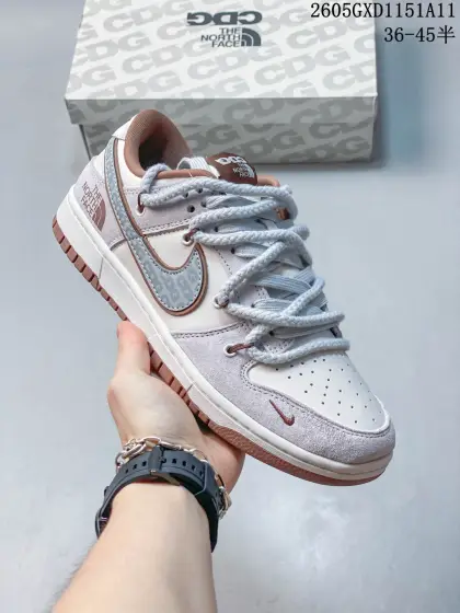 浅灰奶咖 潮搭出圈 SB DUNK LOW,甄选优质翻毛皮拼接打造,质感细腻高级,北面联名标识与满印勾子细节拉满,粗麻绳鞋带设计个性吸睛,低帮版型利落显瘦,软弹中底兼顾脚感与缓震,日常通勤、街头穿搭都适配,温柔色调不挑穿搭风格,轻松拿捏氛围感穿搭,上脚尽显潮流品味,百搭又耐看✨ 货号:XX3168-110 GXD1151A11